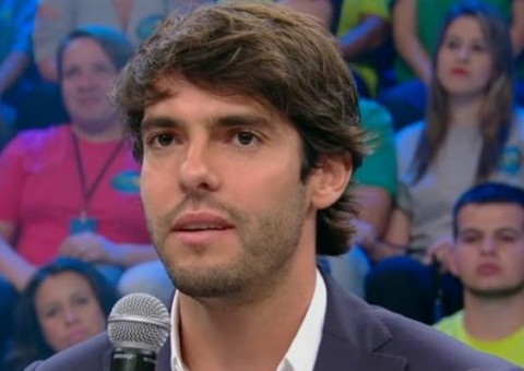 Após aparecer com modelo, Kaká nega namoro