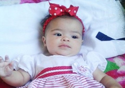 Bebê de 4 meses morre sufocada no sofá 