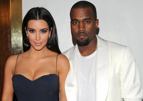 Kim Kardashian aparece sem aliança e aumenta rumores de separação