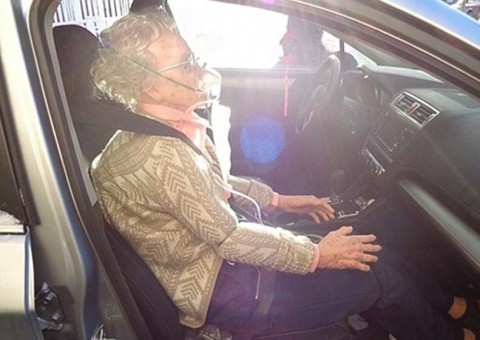 Idosa presa em carro surpreende polícia durante resgate 