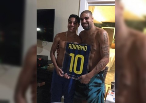 No Brasil, Adriano Imperador posa para foto e mostra quadro que recebeu em homenagem na Itália
