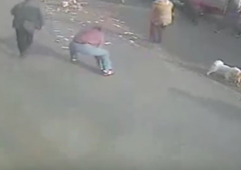 Ventania espalha 12 mil reais de homem que saía de banco 