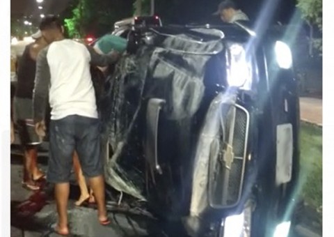  Carro capota mata motorista e deixa passageiro ferido em Manaus 
