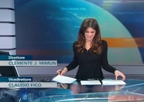 Apresentadora se descuida e paga calcinha ao vivo em jornal