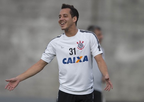 Rodriguinho quer continuar no Corinthians e almeja um lugar na seleção