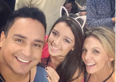 Filha de Carla Perez e Xanddy solta a voz em festa e surpreende