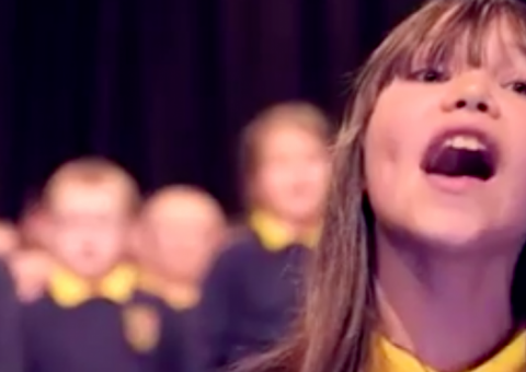 Menina autista de 10 anos emociona ao cantar ‘Hallelujah' e viraliza na web