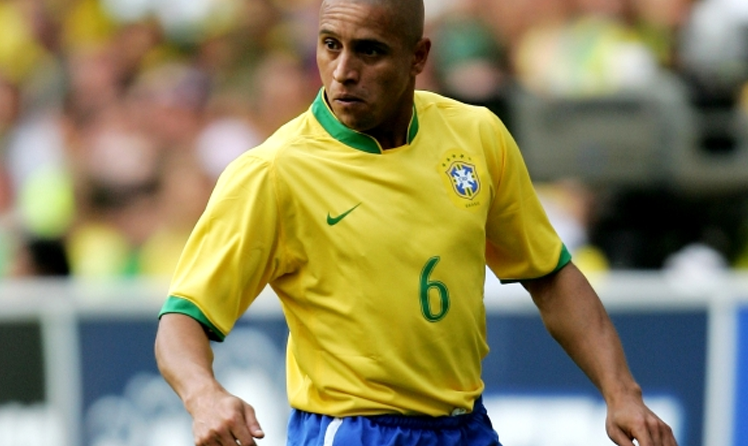 Ex-empregado de Roberto Carlos pede que passaporte do ex-atleta seja retido