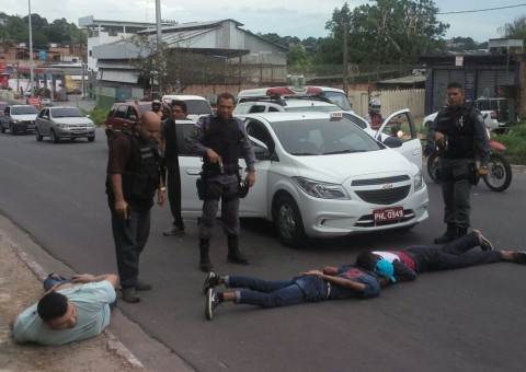Homem é preso e adolescente é apreendido a caminho de suposto assalto