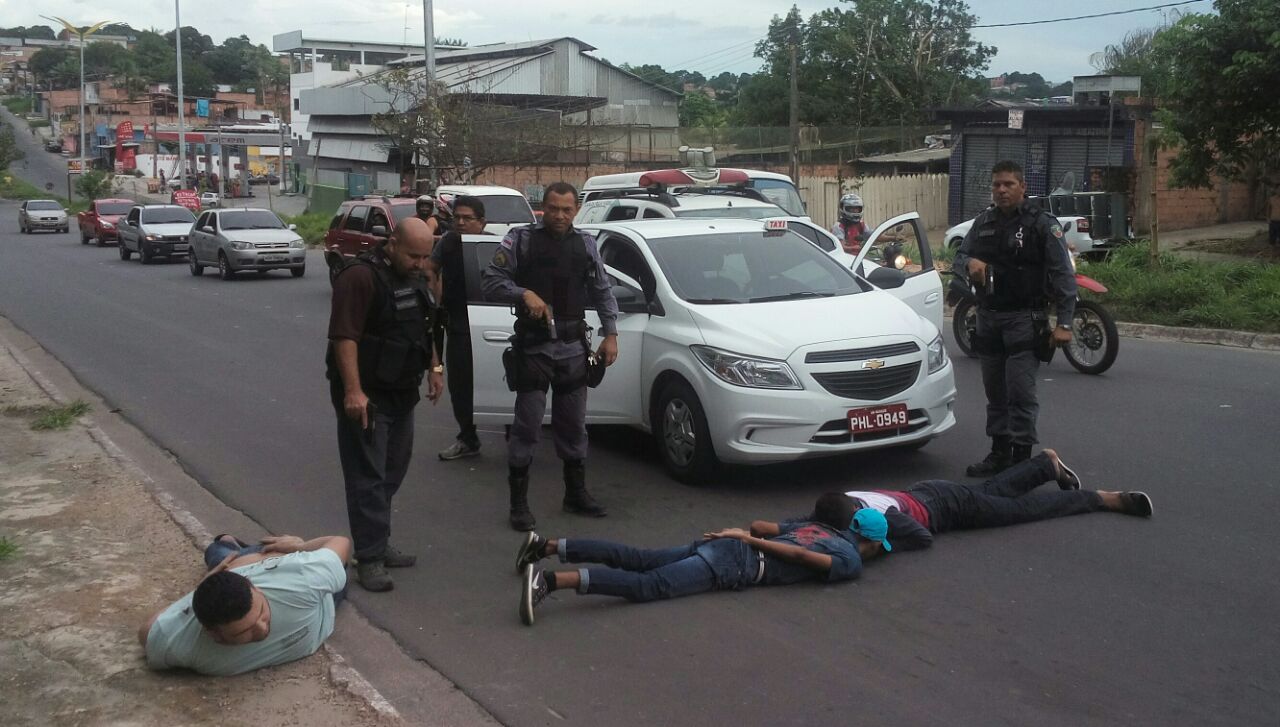 Homem é preso e adolescente é apreendido a caminho de suposto assalto