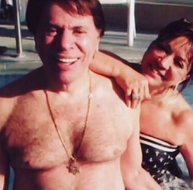 Silvio Santos surpreende ao aparecer sem camisa em piscina com a mulher