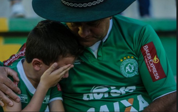 'Convocados para jogar no céu': é o que clube diz à criança sobre tragédia da Chape