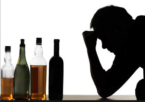 Líquidos estranhos são bebidos como se fossem álcool e matam milhares por ano 