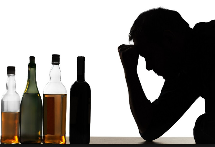 Líquidos estranhos são bebidos como se fossem álcool e matam milhares por ano 