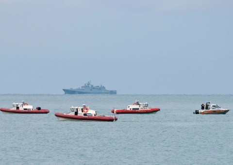 Caixa-preta de avião russo que caiu no mar é recuperada