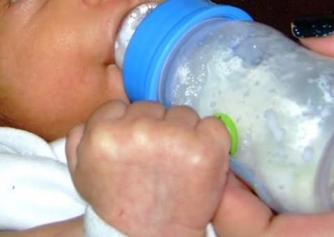 Bebê de dois meses morre sufocado após tomar mingau