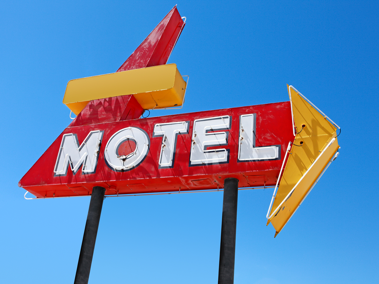 Ladrões invadem motel, rendem vítimas e roubam objetos