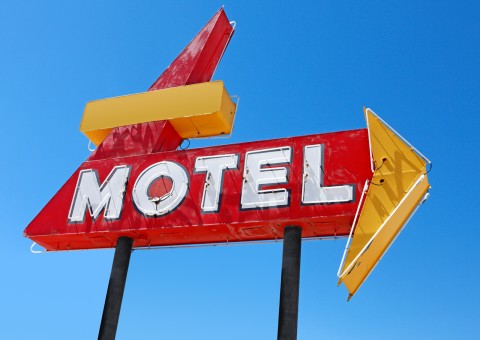 Ladrões invadem motel, rendem vítimas e roubam objetos