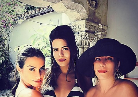 Glória Pires aparece de biquíni em foto com as filhas e impressiona