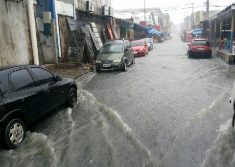 Chuva forte deixa ao menos 7 pontos de Manaus alagados 