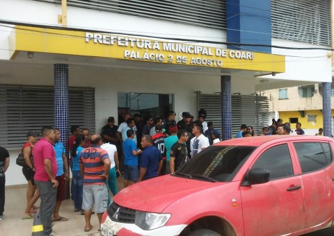 Sem receber há 3 meses funcionários de Coari fazem manifestação 