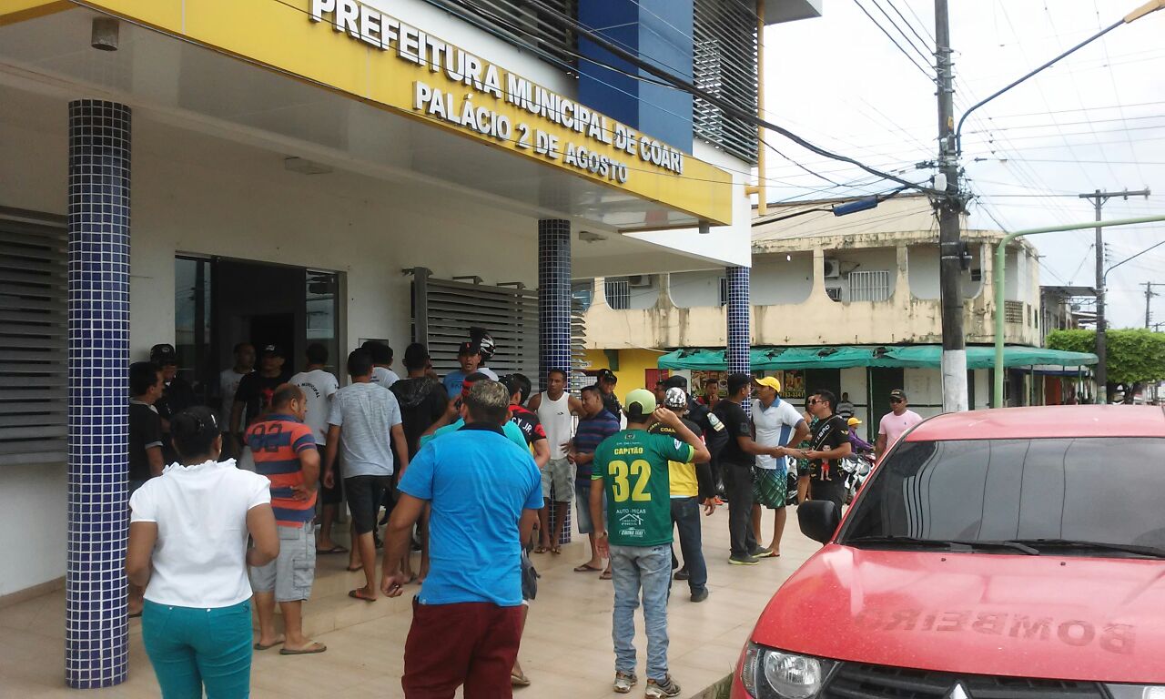 Sem receber há 3 meses funcionários de Coari fazem manifestação 