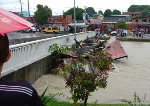 Casas são arrastadas após igarapé do 40 transbordar 