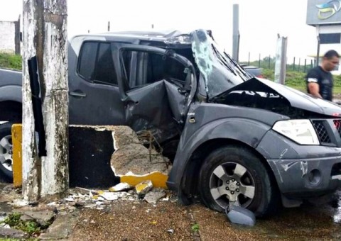 Picape atinge barreira de contenção durante chuva em Manaus