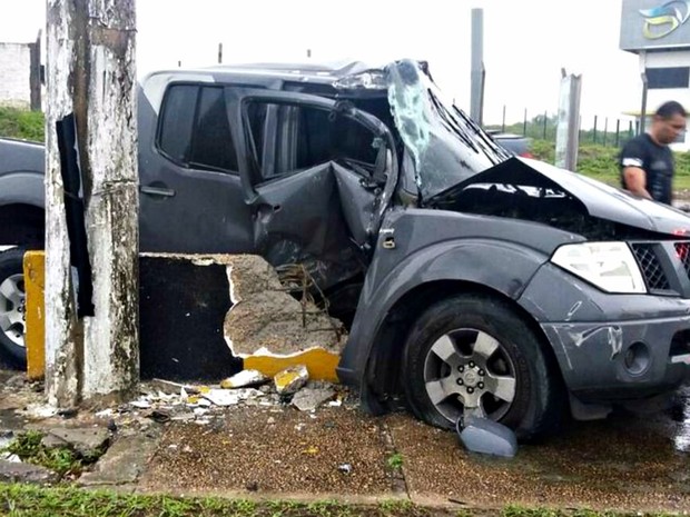 Picape atinge barreira de contenção durante chuva em Manaus