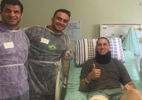 Goleiro Follmann recebe visita de atletas paraolímpicos em hospital de Chapecó