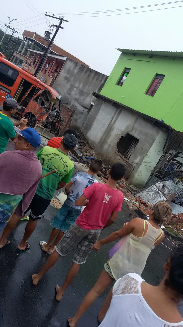 Ônibus invade e destrói casa em Manaus