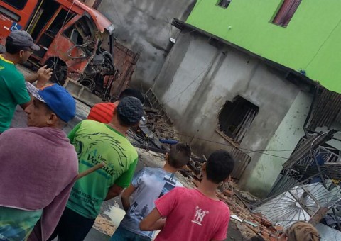 Ônibus invade e destrói casa em Manaus