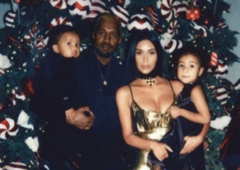 Após boatos de separação, Kanye West divulga foto de Natal em família