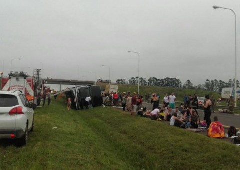 Ônibus com brasileiros tomba na Argentina e dois morrem