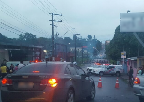 Moradores fazem protestos após temporal causar prejuízos em diversas zonas de Manaus