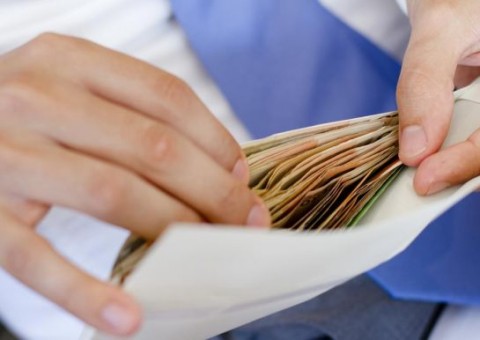 Juiz bloqueia contas da Prefeitura de Parintins para garantir pagamento de servidores