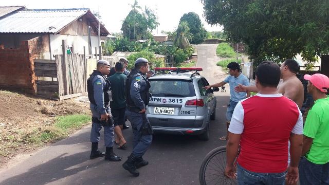 Vizinho flagra adolescente estuprando a própria irmã  
