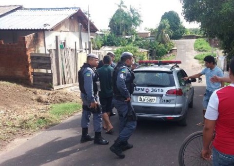 Vizinho flagra adolescente estuprando a própria irmã  