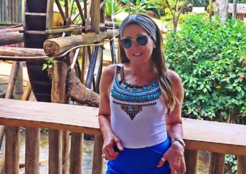 Zilu escorrega de ’skibunda’ e quase mostra demais. Vídeo