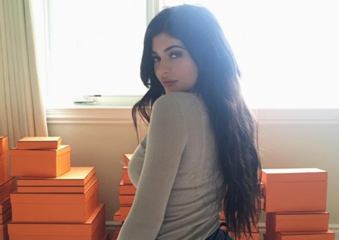 Kylie Jenner aparece com bumbum ainda maior e chama atenção: “Photoshop”