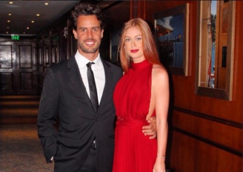 Marina Ruy Barbosa posa de biquíni ao lado do noivo em Noronha