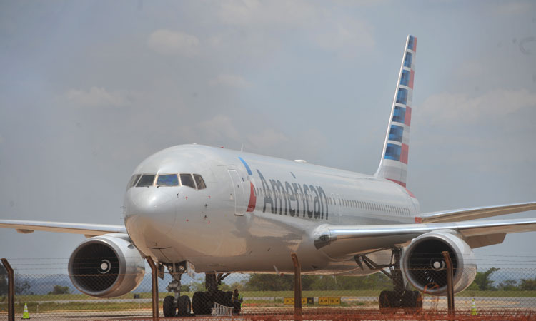 Avião faz pouso forçado em Brasília por causa de briga de casal. Vídeo