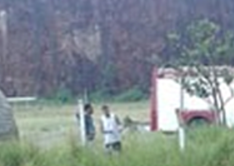 Casal tenta fazer selfie romântica perfeita em pedreira e o pior acontece