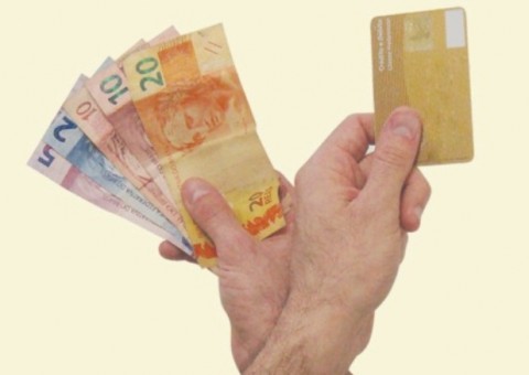 Procon não concorda com preços diferentes para compras no dinheiro ou cartão