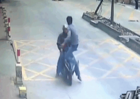 Após roubar celular, ladrão é surpreendido com voadora durante a fuga