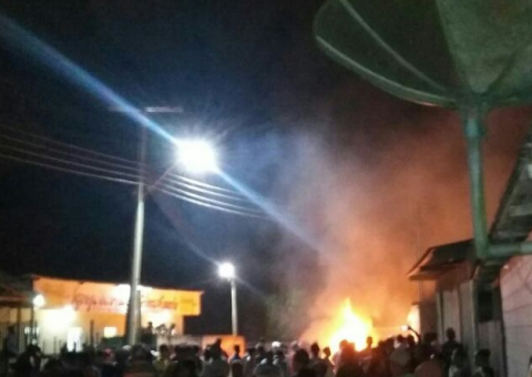 Manifestantes ateiam fogo em casa de prefeita durante protesto por salários atrasados no AM