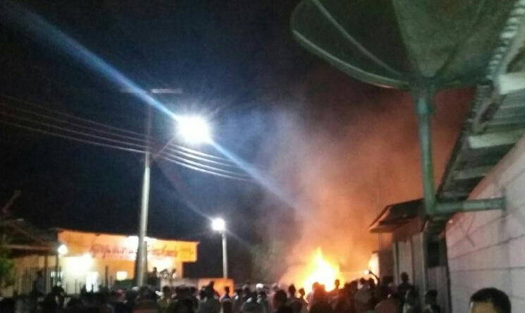 Manifestantes ateiam fogo em casa de prefeita durante protesto por salários atrasados no AM
