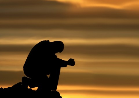 A fé tem mesmo efeito no cérebro que sexo e drogas, diz estudo