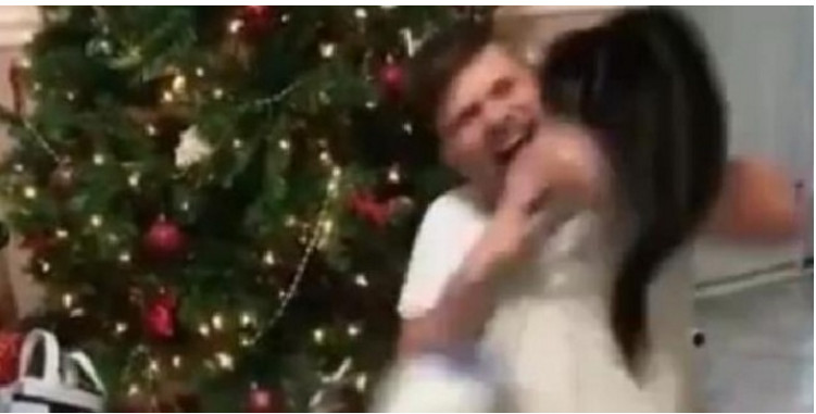 Homem se empolga demais  após ganhar presente no Natal e gato não perdoa