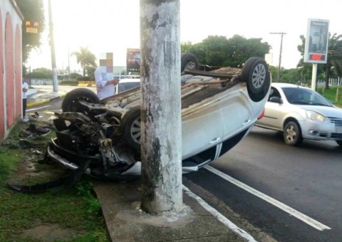 Motorista capota carro misteriosamente em avenida de Manaus